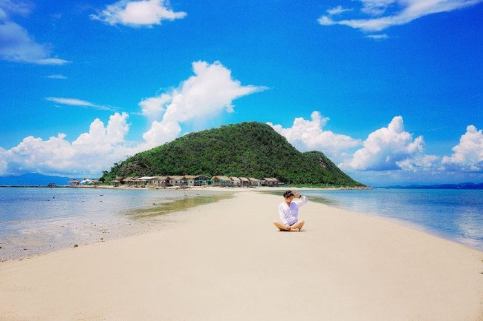 Check-in đảo Điệp Sơn với con đường cát trắng giữa biển có 1-0-2 dài 1km