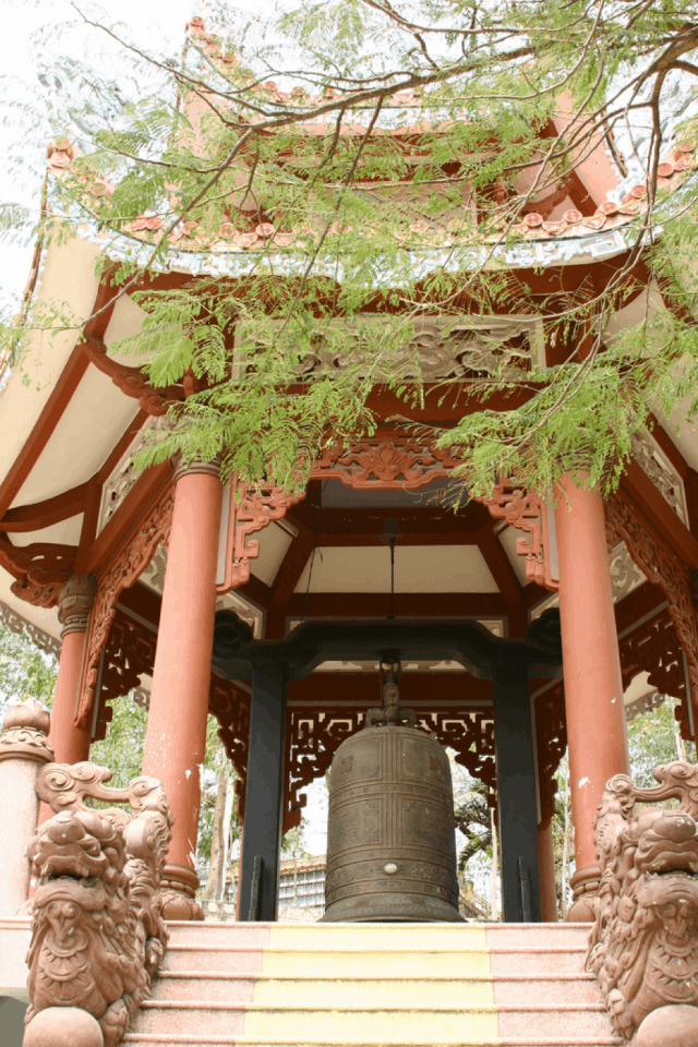 Tháp chuông tại chùa Long Sơn