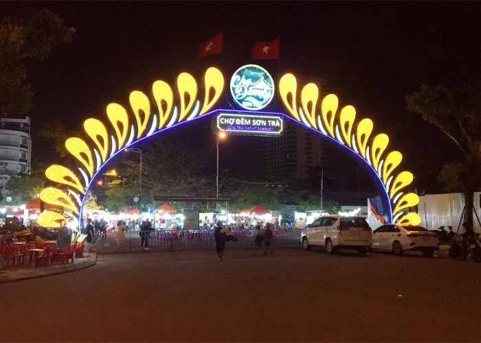 Có gì ở chợ đêm Sơn Trà - Khu mua sắm ăn uống nổi tiếng Đà Nẵng