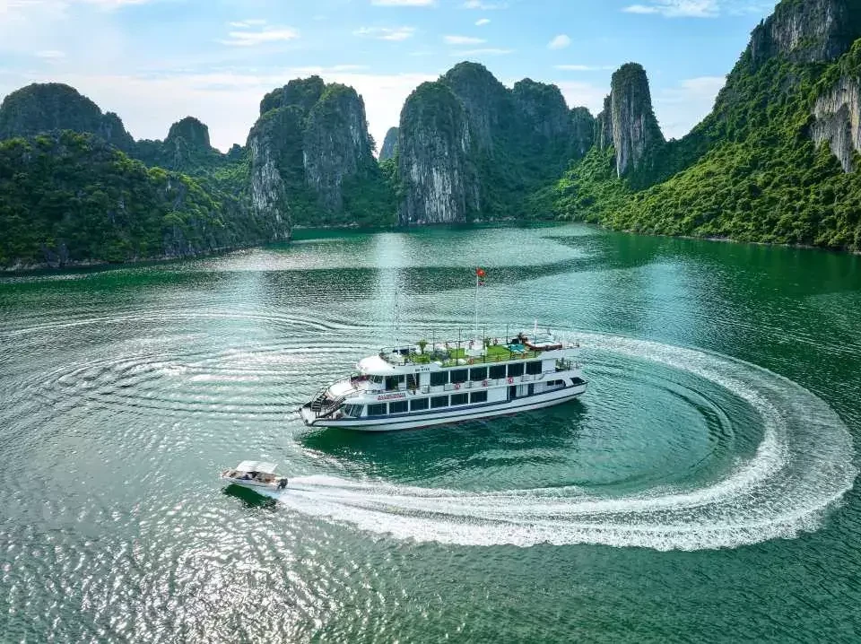 tham-quan-vinh-ha-long-10