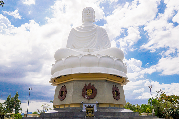 Pho tượng Kim Thân Phật Tổ trên đỉnh đồi Trại Thủy ở chùa Long Sơn Khánh Hòa 